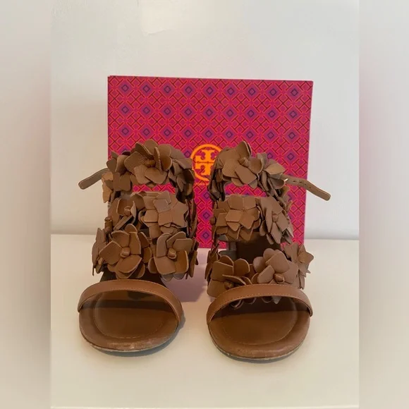 So pretty! Flower block heeled Tory Burch sandals. - Picture 3 of 8
